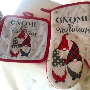 GNOME FOR THE HOLIDAYS oven mitt and pot holder set.